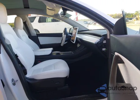 2022 Tesla Model Y Long Range Dual Motor All-Wheel Drive z USA, uszkodzony, nr VIN 7SAYGDEE4NF325837